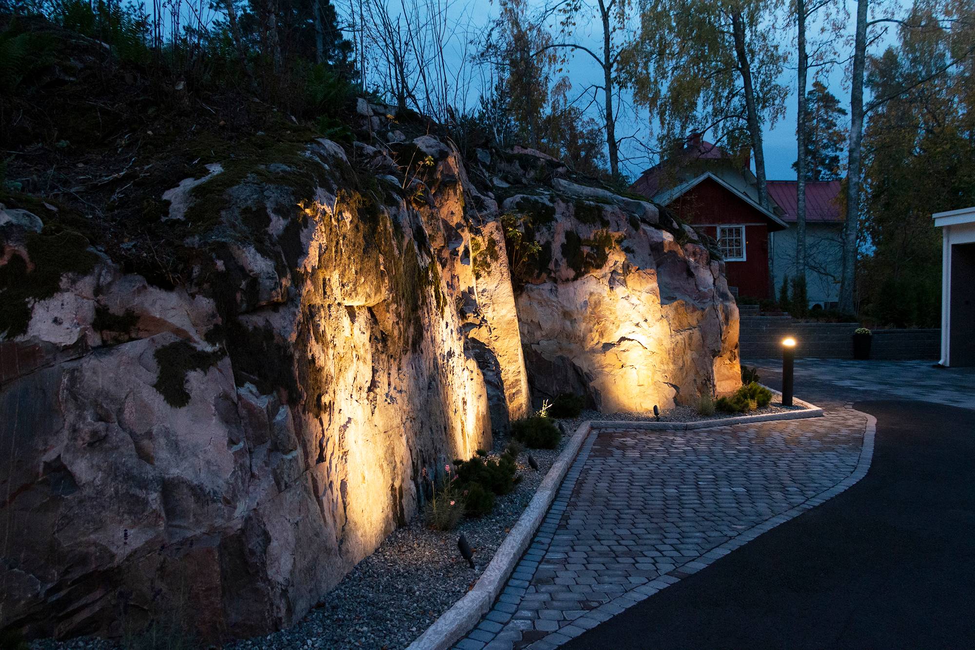 Skála je osvětlena a zvýrazněna směrovými hroty SPIKE. Ledstore.fi